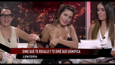 Στιγμιότυπο από την εκπομπή TOC SHOW όπου μια γυναίκα δοκιμάζει μαύρο κορσέ πίσω από χαρτιά