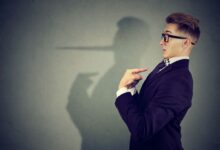 Μια γυναίκα αναλύτρια που εξετάζει δεδομένα, αναπαριστώντας τις τεχνικές της CIA για τον εντοπισμό του ψεύδους