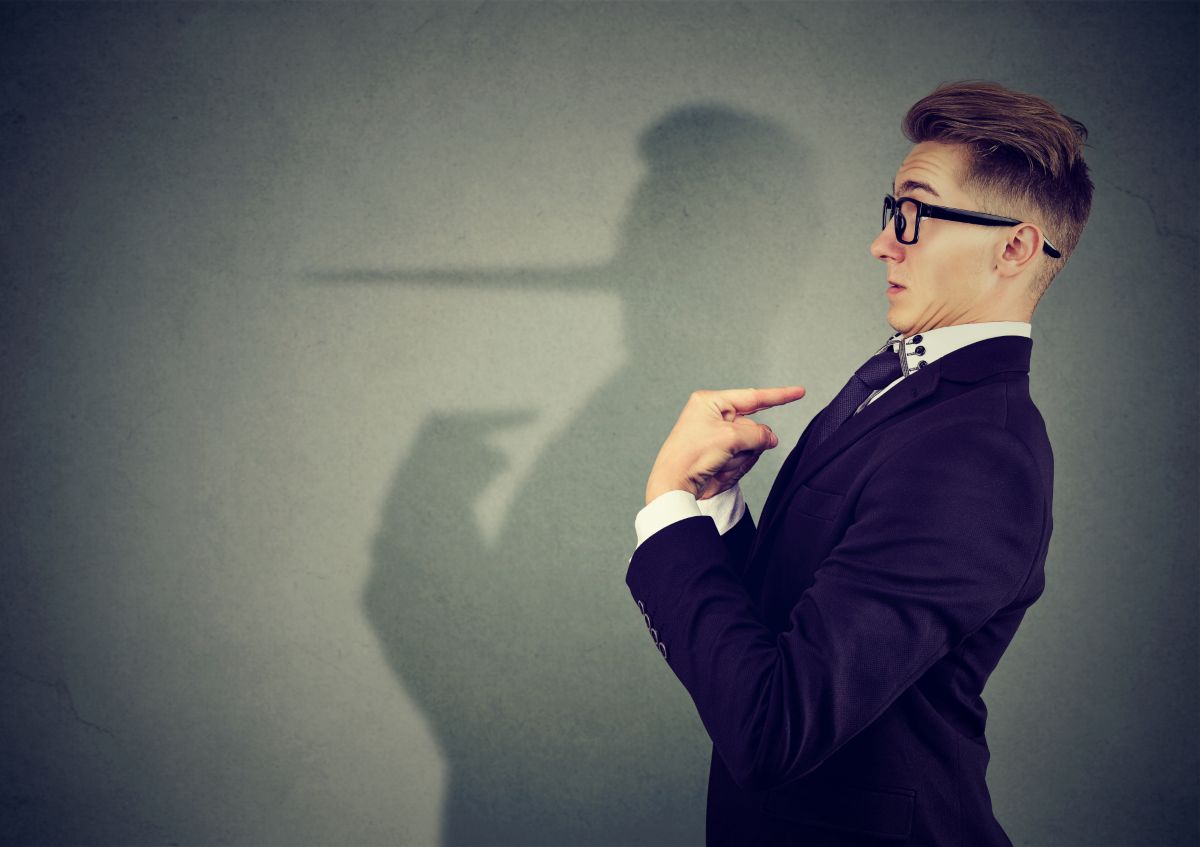 Μια γυναίκα αναλύτρια που εξετάζει δεδομένα, αναπαριστώντας τις τεχνικές της CIA για τον εντοπισμό του ψεύδους