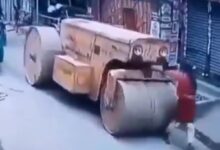 Στιγμιότυπο από το σημείο του σοκαριστικού δυστυχήματος με τον οδοστρωτήρα