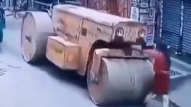 Στιγμιότυπο από το σημείο του σοκαριστικού δυστυχήματος με τον οδοστρωτήρα