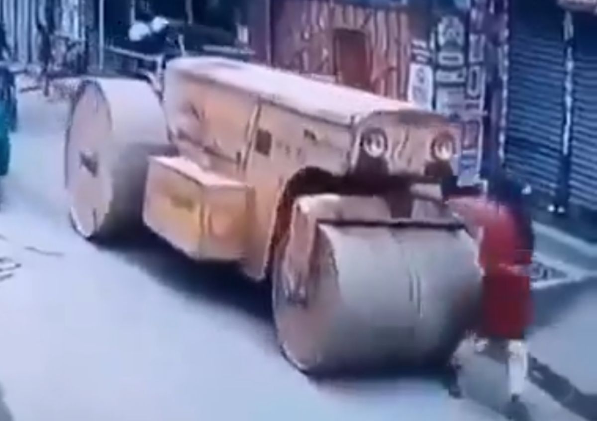 Στιγμιότυπο από το σημείο του σοκαριστικού δυστυχήματος με τον οδοστρωτήρα