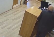 Η στιγμή που ο ηλικιωμένος κρατά τον μπαλτά μέσα στο Δημαρχείο στα Κοτύωρα της Τουρκίας