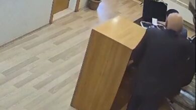 Η στιγμή που ο ηλικιωμένος κρατά τον μπαλτά μέσα στο Δημαρχείο στα Κοτύωρα της Τουρκίας