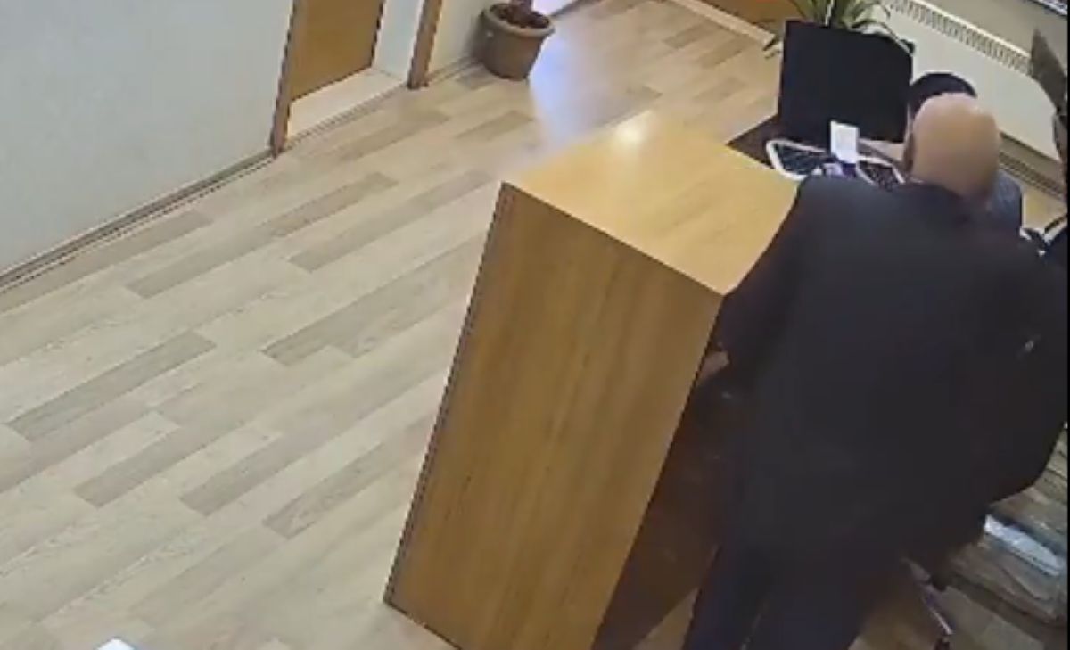 Η στιγμή που ο ηλικιωμένος κρατά τον μπαλτά μέσα στο Δημαρχείο στα Κοτύωρα της Τουρκίας