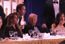 Πράκτορες της Μυστικής Υπηρεσίας απομακρύνουν τον Ντόναλντ Τραμπ μετά τους πυροβολισμούς στο Δείπνο των Ανταποκριτών