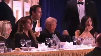 Πράκτορες της Μυστικής Υπηρεσίας απομακρύνουν τον Ντόναλντ Τραμπ μετά τους πυροβολισμούς στο Δείπνο των Ανταποκριτών