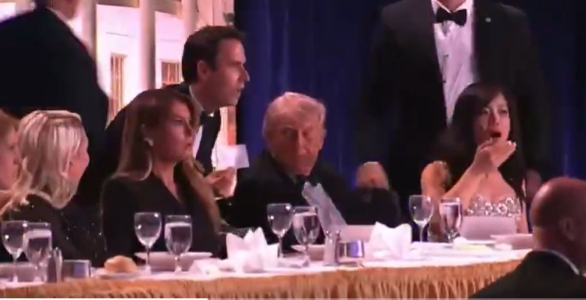 Πράκτορες της Μυστικής Υπηρεσίας απομακρύνουν τον Ντόναλντ Τραμπ μετά τους πυροβολισμούς στο Δείπνο των Ανταποκριτών