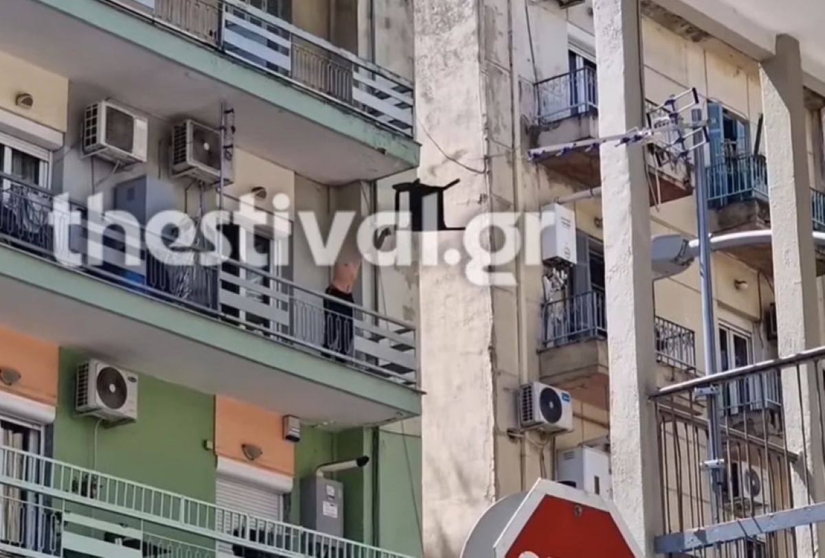 Αστυνομία και Πυροσβεστική στο σημείο όπου φοιτητής απειλεί να αυτοκτονήσει στη Θεσσαλονίκη