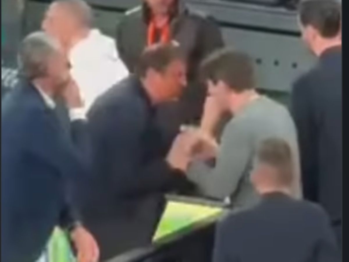 Δημήτρης Γιαννακόπουλος και Εργκίν Αταμάν αγκαλιασμένοι και πανηγυρίζοντας έξαλλα μετά το break στη Βαλένθια