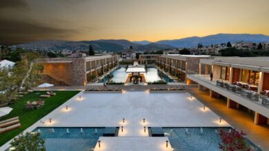 Πολυτελές ξενοδοχείο στην Κρήτη και παρασκήνιο με γνωστό ζευγάρι ηθοποιών