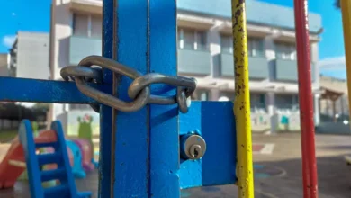 Μαθητές μπροστά από κλειστή πόρτα σχολείου λόγω τοπικής αργίας