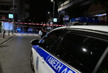 Αστυνομικές δυνάμεις της ΕΛ.ΑΣ. με φάρους σε δρόμο του Περιστερίου τη νύχτα