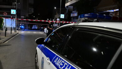 Αστυνομικές δυνάμεις της ΕΛ.ΑΣ. με φάρους σε δρόμο του Περιστερίου τη νύχτα