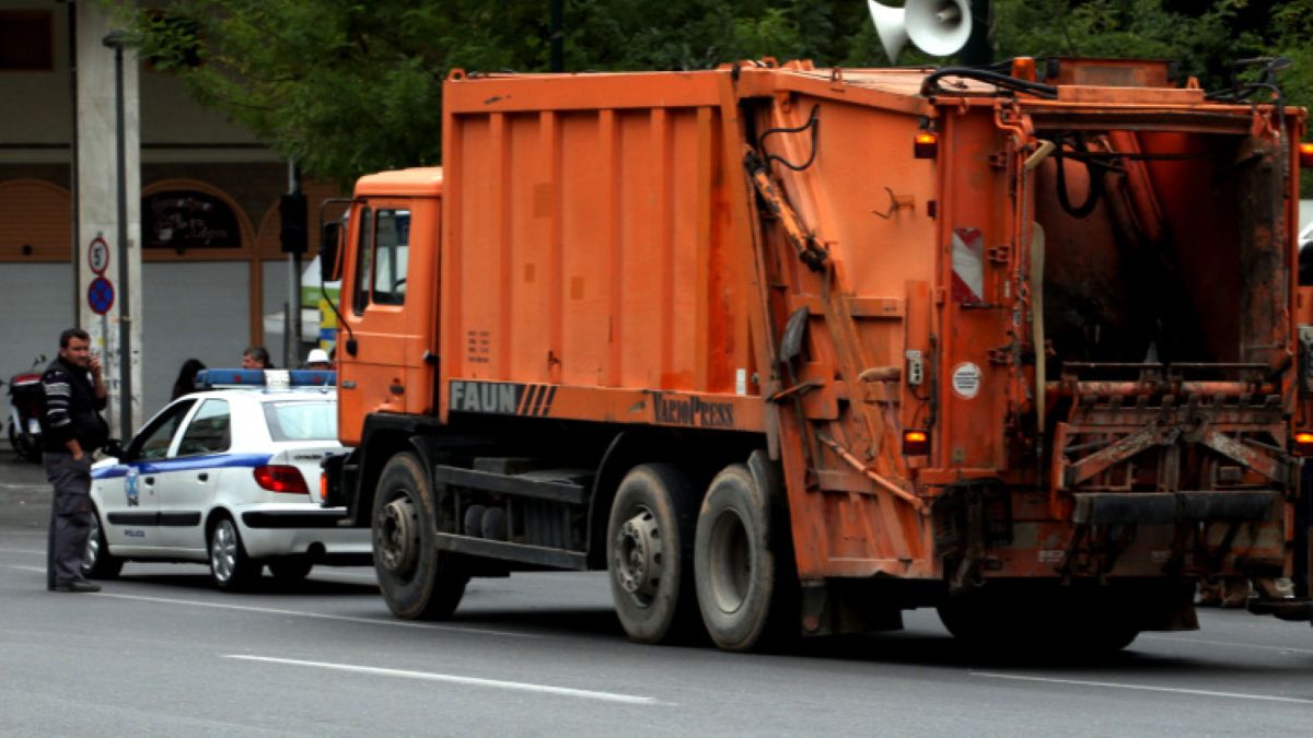 Στιγμιότυπο από το βίντεο ντοκουμέντο με το απορριμματοφόρο και τους υπαλλήλους καθαριότητας στη Θεσσαλονίκη