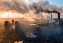 Καπνός από εξατμίσεις αυτοκινήτων σε αστικό περιβάλλον, απεικονίζοντας την ατμοσφαιρική ρύπανση που συνδέεται με την αύξηση λίπους
