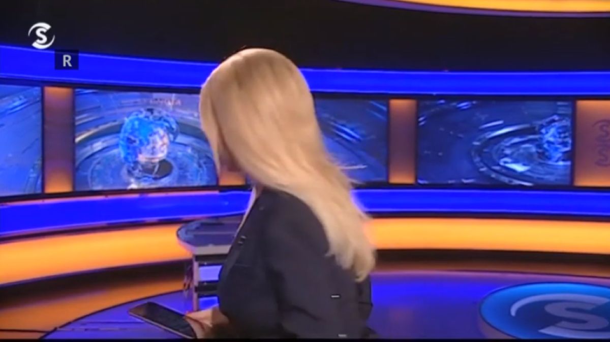 Η δημοσιογράφος Πέτρα Αργυρού στο κεντρικό δελτίο ειδήσεων του τηλεοπτικού σταθμού Sigma