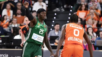 Οι παίκτες του Παναθηναϊκού πανηγυρίζουν τη νίκη επί της Βαλένθια στην Ισπανία για την Euroleague