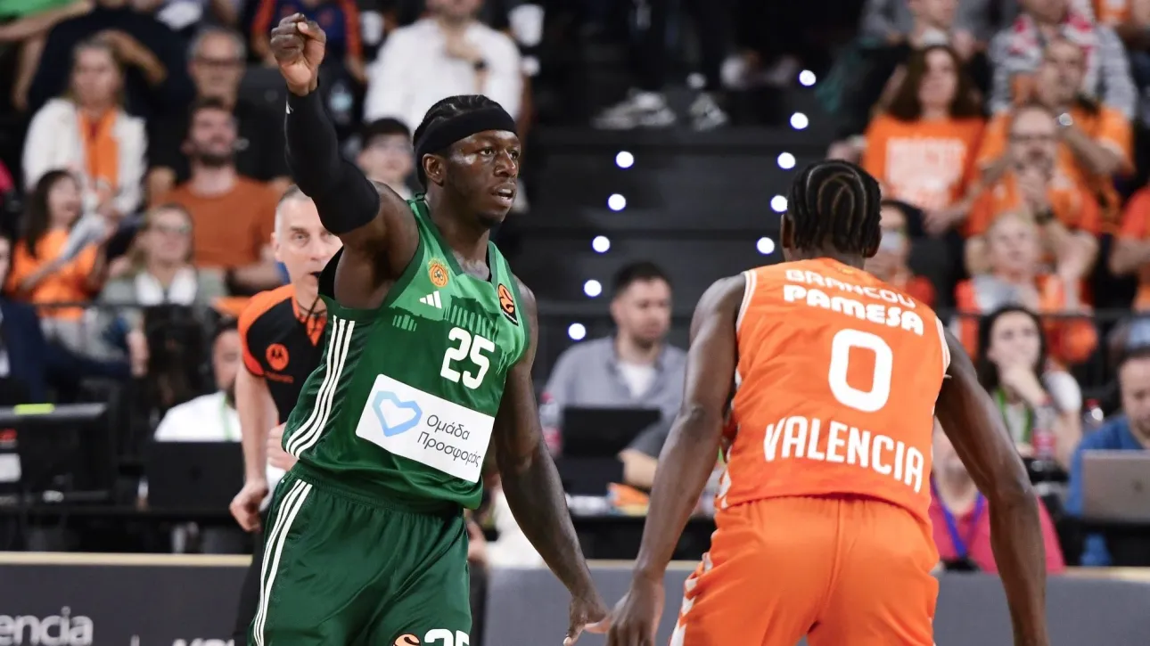 Οι παίκτες του Παναθηναϊκού πανηγυρίζουν τη νίκη επί της Βαλένθια στην Ισπανία για την Euroleague