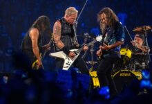 Το συγκρότημα Metallica σε ζωντανή εμφάνιση στη σκηνή, λίγο πριν τη μεγάλη τους συναυλία στην Αθήνα