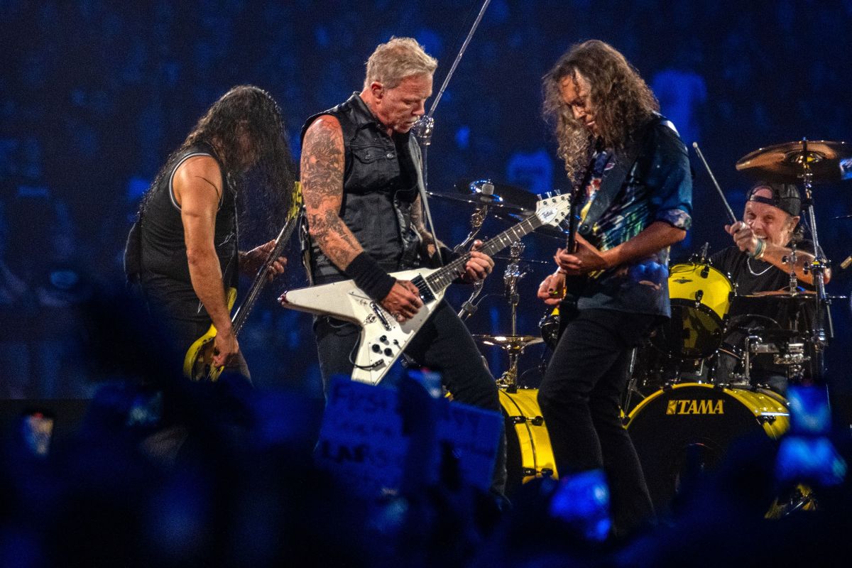 Το συγκρότημα Metallica σε ζωντανή εμφάνιση στη σκηνή, λίγο πριν τη μεγάλη τους συναυλία στην Αθήνα