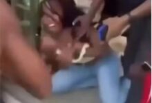 Στιγμιότυπο από τις επιθέσεις εναντίον γυναικών σε δρόμους της Νιγηρίας κατά τη διάρκεια τοπικού φεστιβάλ