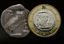 Σύγκριση του αρχαίου ασημένιου τετράδραχμου με την κουκουβάγια και του σύγχρονου ελληνικού κέρματος του 1 ευρώ