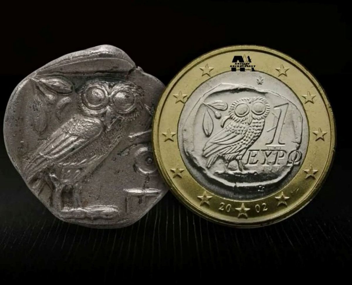 Σύγκριση του αρχαίου ασημένιου τετράδραχμου με την κουκουβάγια και του σύγχρονου ελληνικού κέρματος του 1 ευρώ