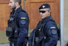Περιπολικό των Ιταλών καραμπινιέρων έξω από σπίτι στο Άνγκρι, όπου σημειώθηκε η άγρια επίθεση της συζύγου