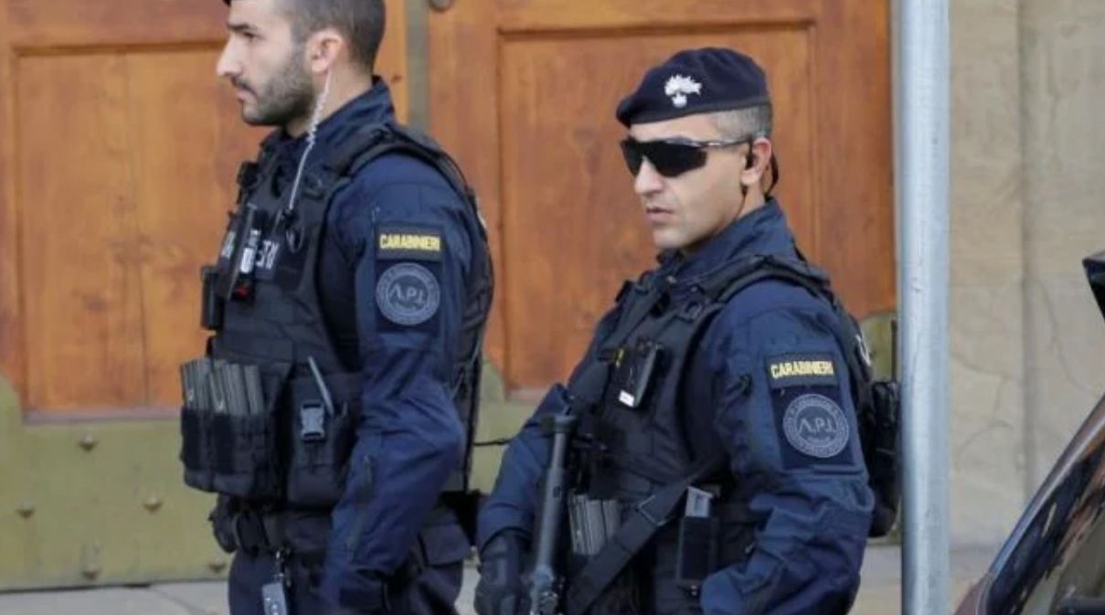 Περιπολικό των Ιταλών καραμπινιέρων έξω από σπίτι στο Άνγκρι, όπου σημειώθηκε η άγρια επίθεση της συζύγου