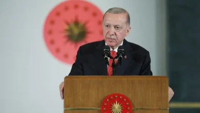 Ο Ρετζέπ Ταγίπ Ερντογάν και χάρτης με τις διεκδικήσεις της Τουρκίας σε Αιγαίο και Ανατολική Μεσόγειο