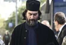 Ο πατέρας Αντώνιος και η πρεσβυτέρα Σταματία Γεωργαντή σε δικαστική αίθουσα για την υπόθεση της Κιβωτού του Κόσμου