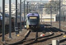 Αστυνομικές δυνάμεις και διασώστες στο σημείο όπου σημειώθηκε το θρίλερ στις Αχαρνές κοντά στις γραμμές του Προαστιακού