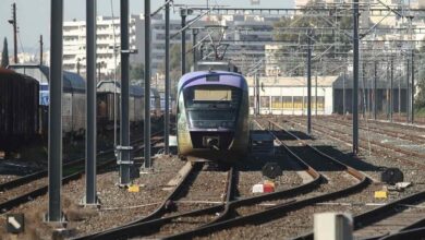 Αστυνομικές δυνάμεις και διασώστες στο σημείο όπου σημειώθηκε το θρίλερ στις Αχαρνές κοντά στις γραμμές του Προαστιακού