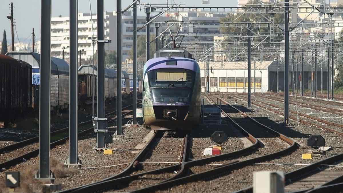 Αστυνομικές δυνάμεις και διασώστες στο σημείο όπου σημειώθηκε το θρίλερ στις Αχαρνές κοντά στις γραμμές του Προαστιακού