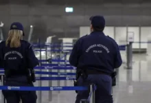 Περιπολικό της Ελληνικής Αστυνομίας έξω από την πύλη του αεροδρομίου Ελευθέριος Βενιζέλος στα Σπάτα
