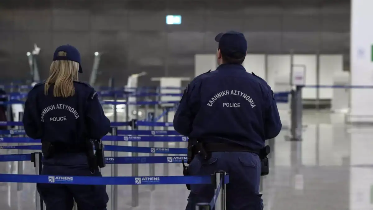 Περιπολικό της Ελληνικής Αστυνομίας έξω από την πύλη του αεροδρομίου Ελευθέριος Βενιζέλος στα Σπάτα