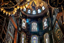Λεπτομέρεια βυζαντινού ψηφιδωτού και τοιχογραφίας στο εσωτερικό του ναού της Αγίας Σοφίας