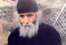 Εικόνα του Αγίου Παϊσίου του Αγιορείτη με φόντο πνευματικά χειρόγραφα και χάρτη της Μέσης Ανατολής