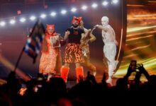 Ο Akylas στη σκηνή της Eurovision 2026 στη Βιέννη κατά τη διάρκεια της εκρηκτικής ερμηνείας του τραγουδιού «Ferto»