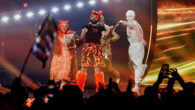 Ο Akylas στη σκηνή της Eurovision 2026 στη Βιέννη κατά τη διάρκεια της εκρηκτικής ερμηνείας του τραγουδιού «Ferto»