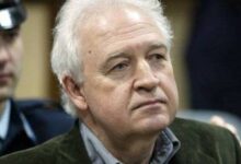 Ο Αλέξανδρος Γιωτόπουλος κατά τη διάρκεια της δίκης της τρομοκρατικής οργάνωσης 17 Νοέμβρη