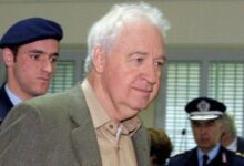 Ο Αλέξανδρος Γιωτόπουλος κατά τη μεταγωγή του συνοδεία αστυνομικών