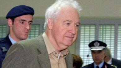 Ο Αλέξανδρος Γιωτόπουλος κατά τη μεταγωγή του συνοδεία αστυνομικών