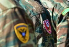 Ένστολοι σε τελετή, με φόντο οικονομικά γραφήματα που συμβολίζουν τις πληρωμές για τα αναδρομικά ενστόλων 2026