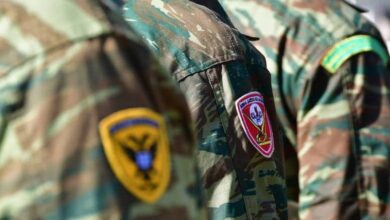 Ένστολοι σε τελετή, με φόντο οικονομικά γραφήματα που συμβολίζουν τις πληρωμές για τα αναδρομικά ενστόλων 2026