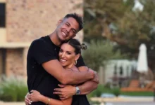Η Αθηνά Οικονομάκου με δαντελένιο νυφικό και ο Μπρούνο Τσερέλα με κοστούμι στον γάμο τους στην Πλάκα
