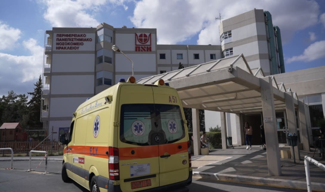 Ασθενοφόρο του ΕΚΑΒ έξω από νοσοκομείο στην Κρήτη μετά από ατύχημα.