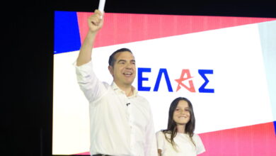 Το μικρό κορίτσι τη στιγμή που προσφέρει την ιστορική ιδρυτική διακήρυξη του ΕΛΑΣ στον Αλέξη Τσίπρα
