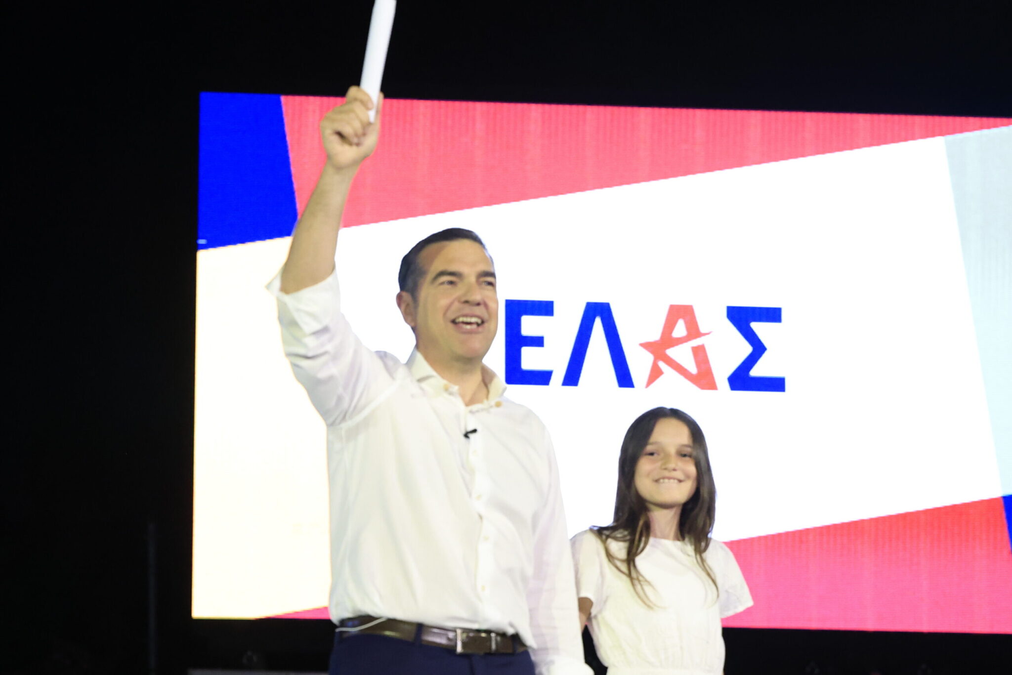 Το μικρό κορίτσι τη στιγμή που προσφέρει την ιστορική ιδρυτική διακήρυξη του ΕΛΑΣ στον Αλέξη Τσίπρα